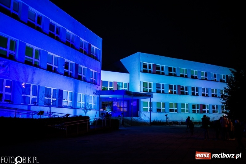 Zdjęcie w galerii na portalu naszraciborz.pl: Sąd Rejonowy w Raciborzu w ramach akcji Zaświeć się na niebiesko wiadomości z regionu