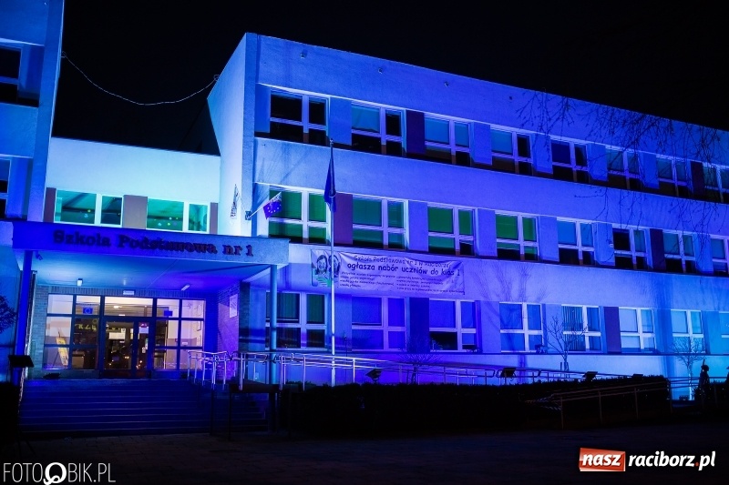 Zdjęcie w galerii na portalu naszraciborz.pl: Sąd Rejonowy w Raciborzu w ramach akcji Zaświeć się na niebiesko wiadomości z regionu