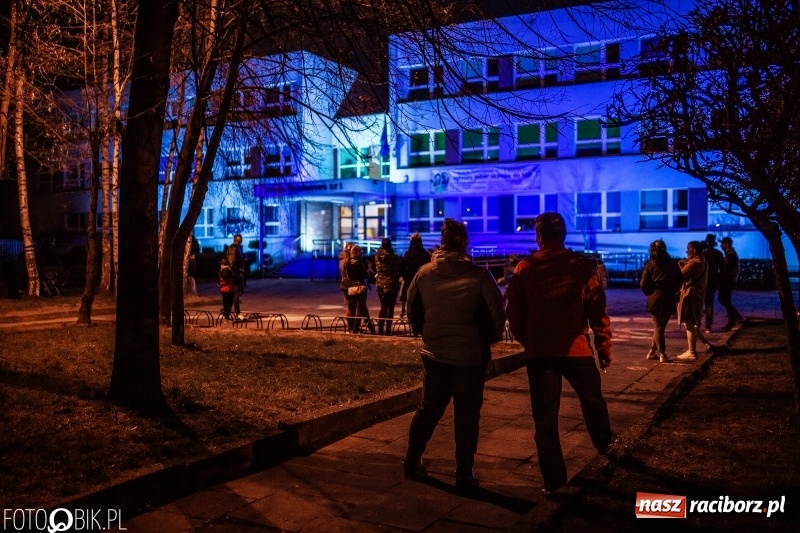 Zdjęcie w galerii na portalu naszraciborz.pl: Sąd Rejonowy w Raciborzu w ramach akcji Zaświeć się na niebiesko wiadomości z regionu