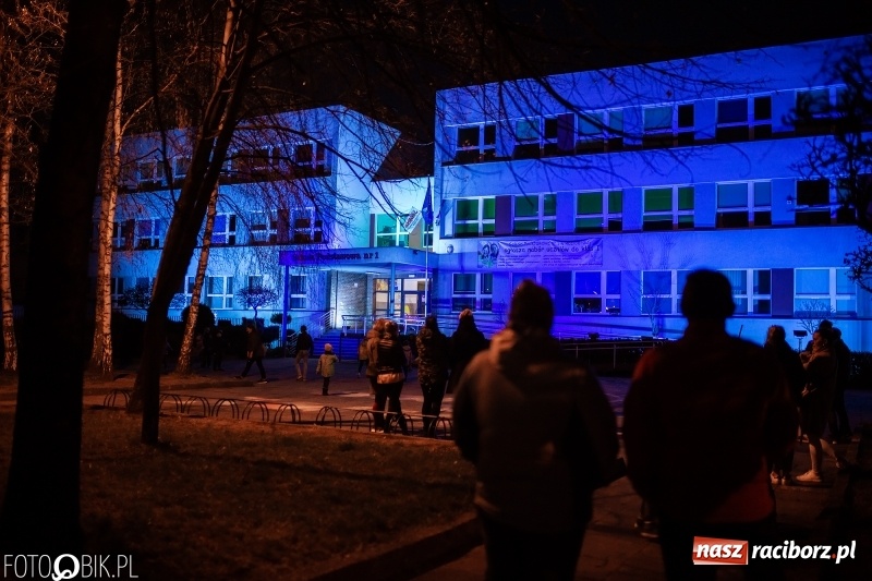 Zdjęcie w galerii na portalu naszraciborz.pl: Sąd Rejonowy w Raciborzu w ramach akcji Zaświeć się na niebiesko wiadomości z regionu
