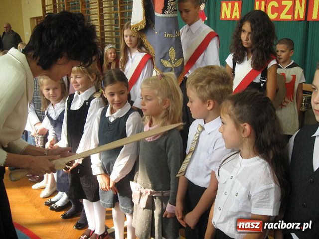 Zdjęcie w galerii na portalu naszraciborz.pl: Pasowanie na pierwszaka wiadomości z regionu