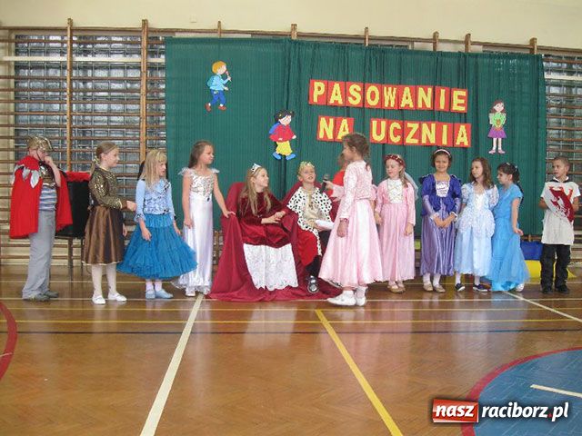 Zdjęcie w galerii na portalu naszraciborz.pl: Pasowanie na pierwszaka wiadomości z regionu