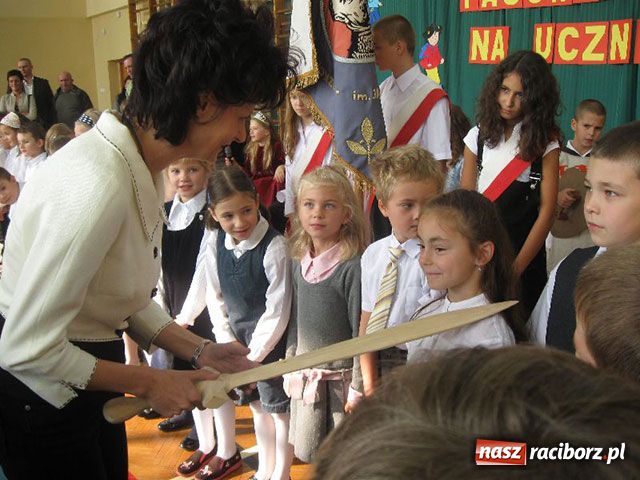 Zdjęcie w galerii na portalu naszraciborz.pl: Pasowanie na pierwszaka wiadomości z regionu