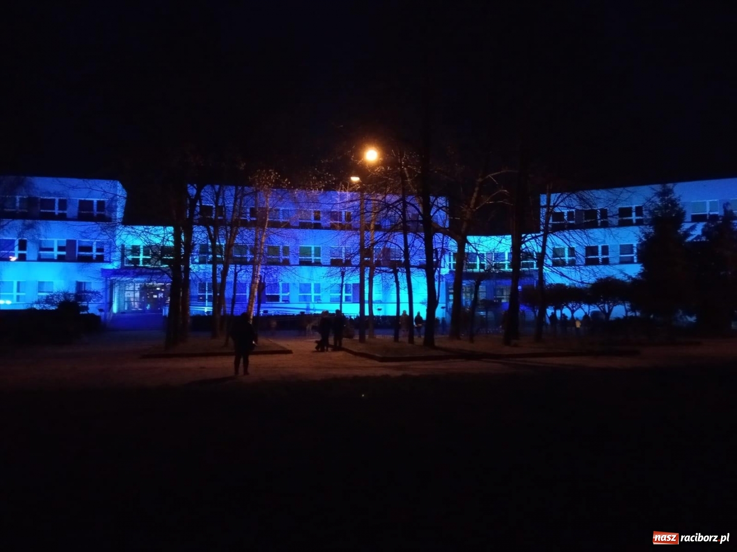 Zdjęcie w galerii na portalu naszraciborz.pl: SP 1 zaświeciła dla autyzmu wiadomości z regionu