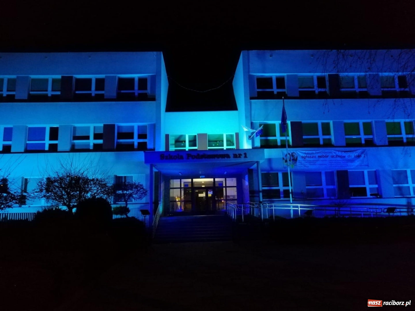 Zdjęcie w galerii na portalu naszraciborz.pl: SP 1 zaświeciła dla autyzmu wiadomości z regionu