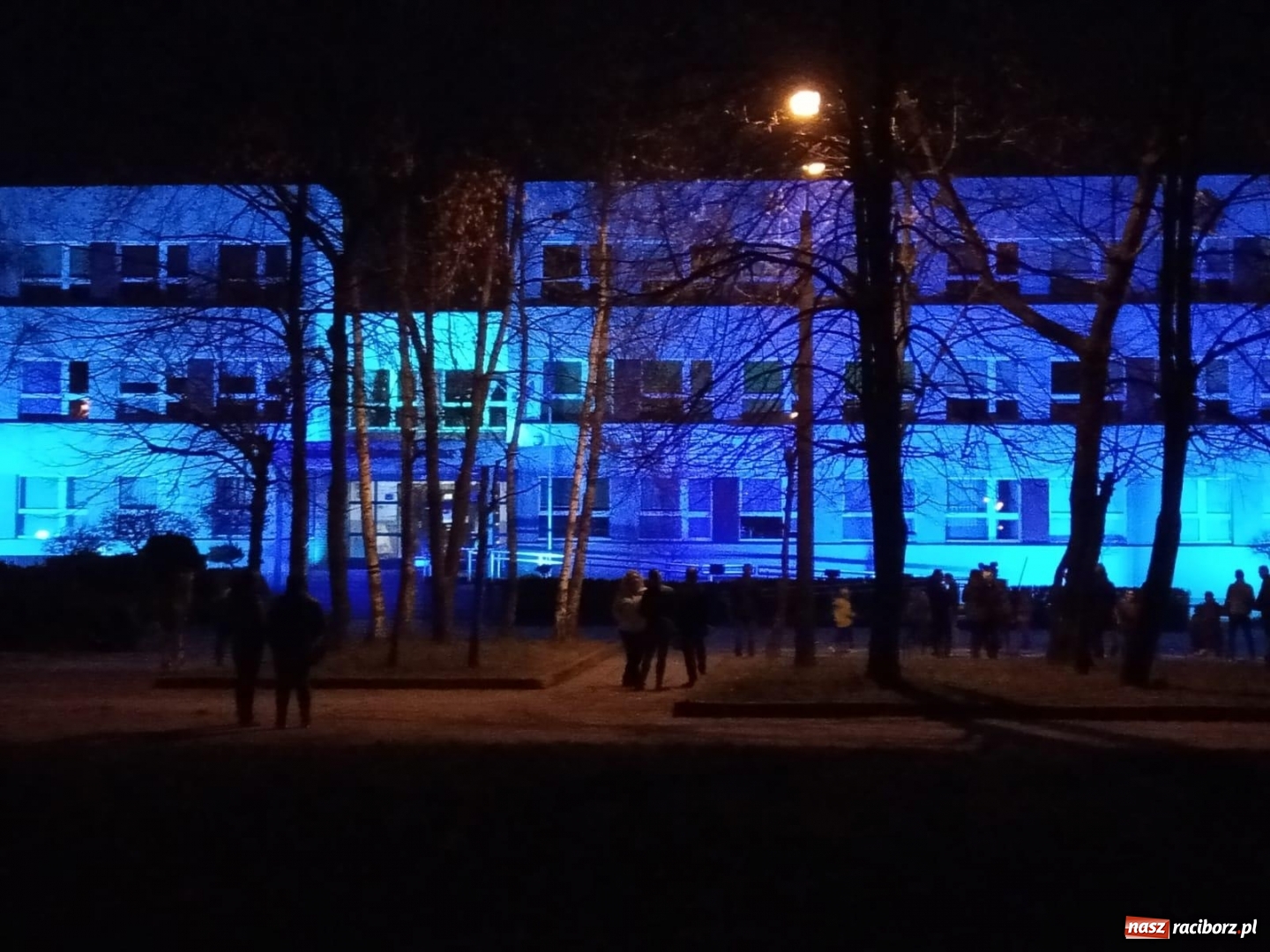 Zdjęcie w galerii na portalu naszraciborz.pl: SP 1 zaświeciła dla autyzmu wiadomości z regionu