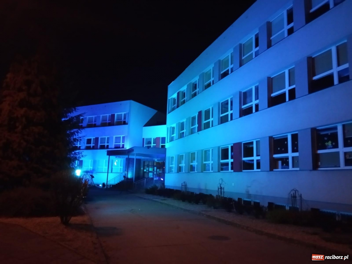 Zdjęcie w galerii na portalu naszraciborz.pl: SP 1 zaświeciła dla autyzmu wiadomości z regionu