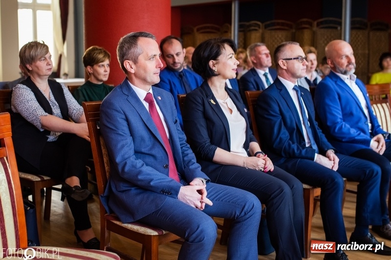 Zdjęcie w galerii na portalu naszraciborz.pl: RIG przekazał środki zebrane w czasie Gwiazdki Serc wiadomości z regionu