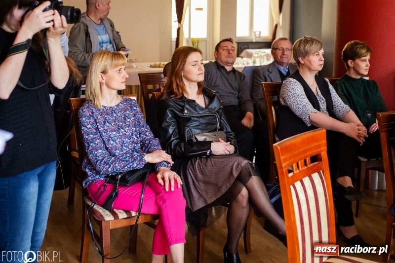 Zdjęcie w galerii na portalu naszraciborz.pl: RIG przekazał środki zebrane w czasie Gwiazdki Serc wiadomości z regionu