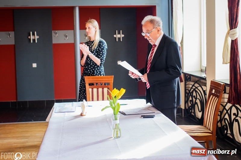 Zdjęcie w galerii na portalu naszraciborz.pl: RIG przekazał środki zebrane w czasie Gwiazdki Serc wiadomości z regionu