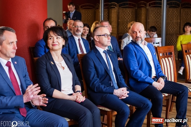 Zdjęcie w galerii na portalu naszraciborz.pl: RIG przekazał środki zebrane w czasie Gwiazdki Serc wiadomości z regionu