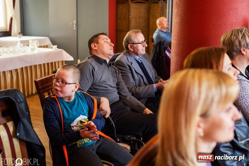 Zdjęcie w galerii na portalu naszraciborz.pl: RIG przekazał środki zebrane w czasie Gwiazdki Serc wiadomości z regionu