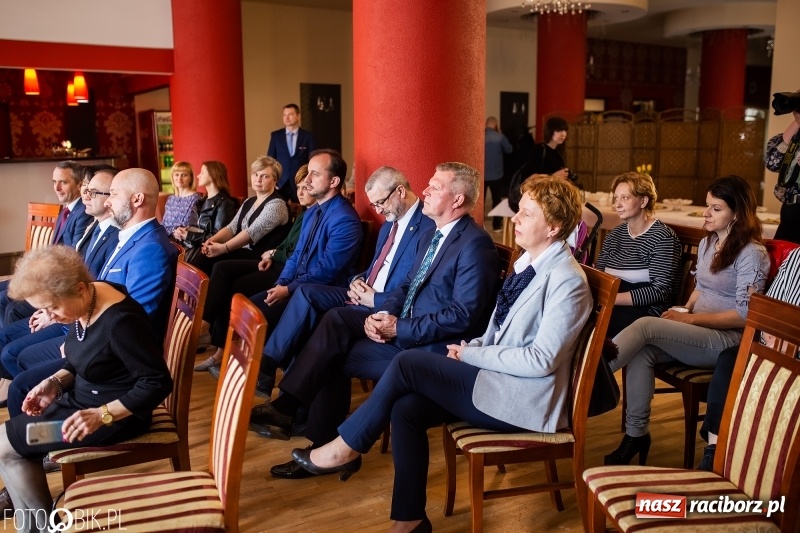 Zdjęcie w galerii na portalu naszraciborz.pl: RIG przekazał środki zebrane w czasie Gwiazdki Serc wiadomości z regionu