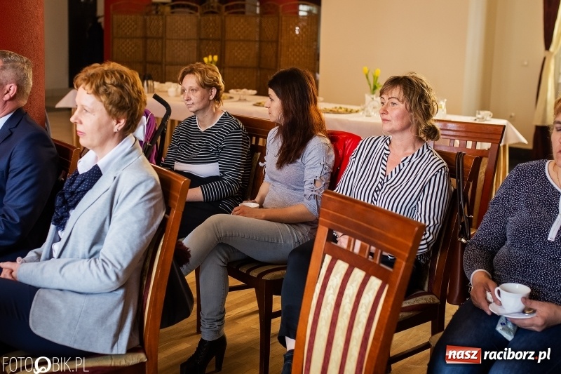 Zdjęcie w galerii na portalu naszraciborz.pl: RIG przekazał środki zebrane w czasie Gwiazdki Serc wiadomości z regionu