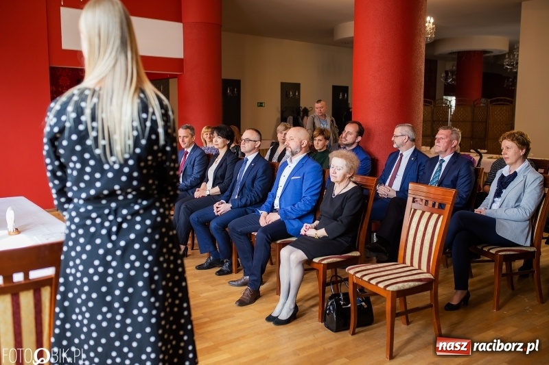 Zdjęcie w galerii na portalu naszraciborz.pl: RIG przekazał środki zebrane w czasie Gwiazdki Serc wiadomości z regionu