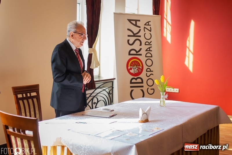 Zdjęcie w galerii na portalu naszraciborz.pl: RIG przekazał środki zebrane w czasie Gwiazdki Serc wiadomości z regionu