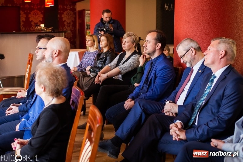 Zdjęcie w galerii na portalu naszraciborz.pl: RIG przekazał środki zebrane w czasie Gwiazdki Serc wiadomości z regionu