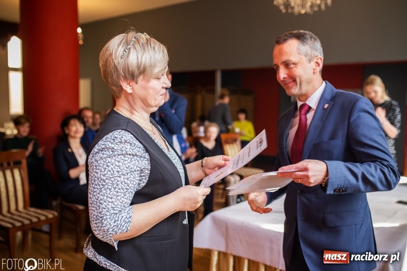 Zdjęcie w galerii na portalu naszraciborz.pl: RIG przekazał środki zebrane w czasie Gwiazdki Serc wiadomości z regionu