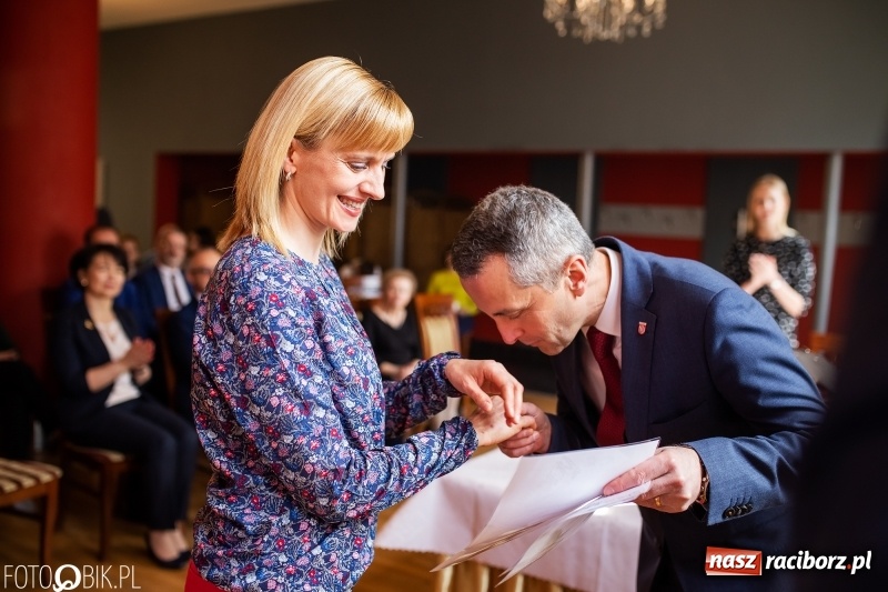 Zdjęcie w galerii na portalu naszraciborz.pl: RIG przekazał środki zebrane w czasie Gwiazdki Serc wiadomości z regionu