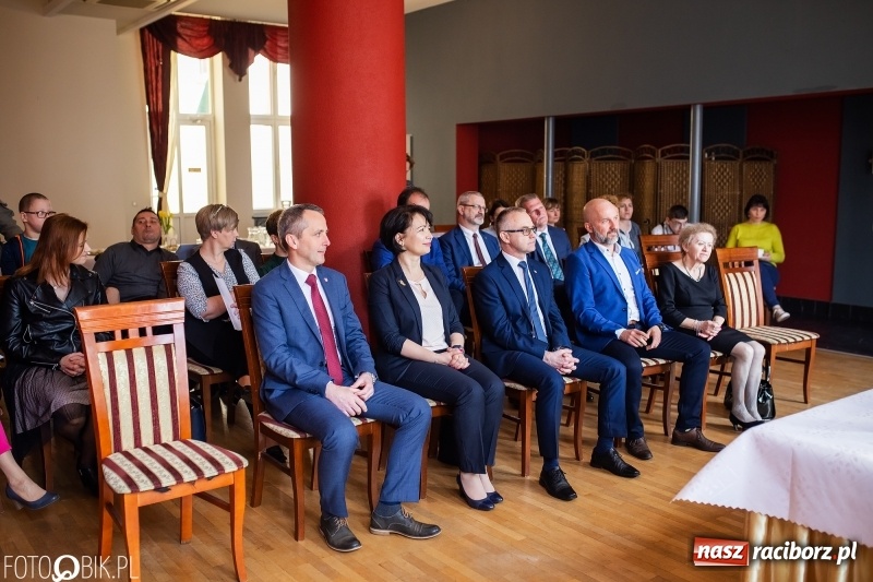 Zdjęcie w galerii na portalu naszraciborz.pl: RIG przekazał środki zebrane w czasie Gwiazdki Serc wiadomości z regionu