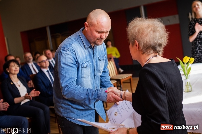 Zdjęcie w galerii na portalu naszraciborz.pl: RIG przekazał środki zebrane w czasie Gwiazdki Serc wiadomości z regionu