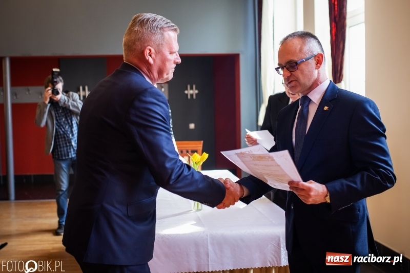 Zdjęcie w galerii na portalu naszraciborz.pl: RIG przekazał środki zebrane w czasie Gwiazdki Serc wiadomości z regionu