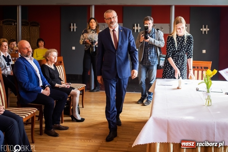 Zdjęcie w galerii na portalu naszraciborz.pl: RIG przekazał środki zebrane w czasie Gwiazdki Serc wiadomości z regionu