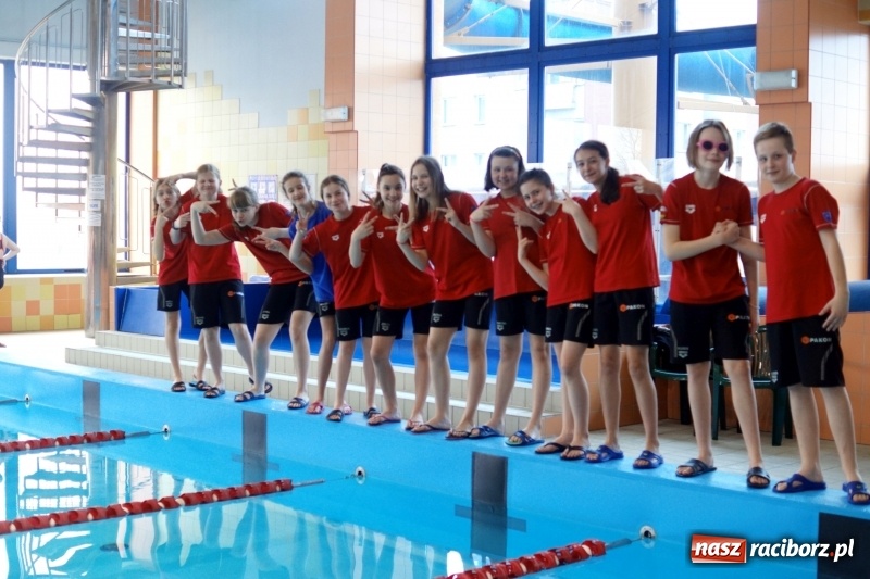 Zdjęcie w galerii na portalu naszraciborz.pl: Dobra passa pływaków z SP 15  wiadomości z regionu