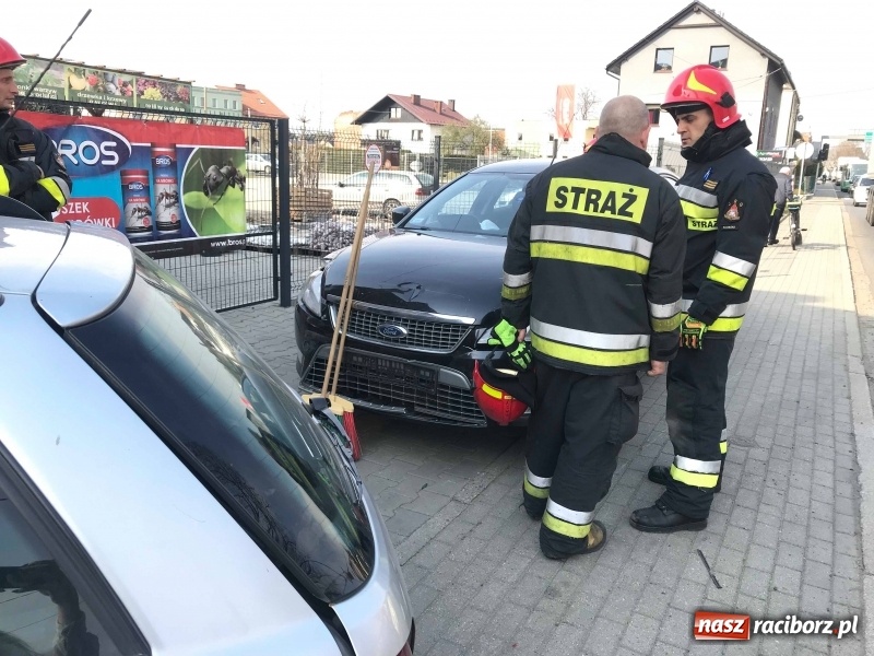 Zdjęcie w galerii na portalu naszraciborz.pl: Cztery auta zderzyły się w Raciborzu. Audi uderzyło w ogrodzenie w Zawadzie FOTO wiadomości z regionu