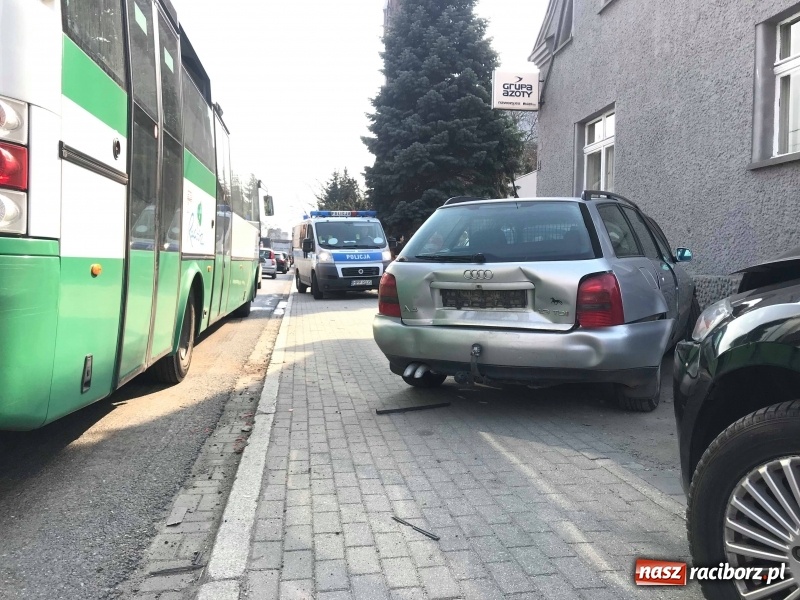 Zdjęcie w galerii na portalu naszraciborz.pl: Cztery auta zderzyły się w Raciborzu. Audi uderzyło w ogrodzenie w Zawadzie FOTO wiadomości z regionu