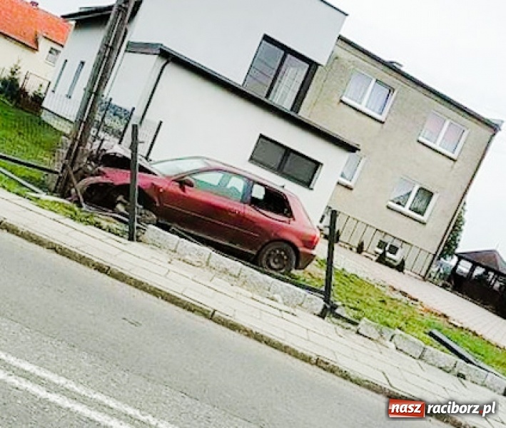 Zdjęcie w galerii na portalu naszraciborz.pl: Cztery auta zderzyły się w Raciborzu. Audi uderzyło w ogrodzenie w Zawadzie FOTO wiadomości z regionu
