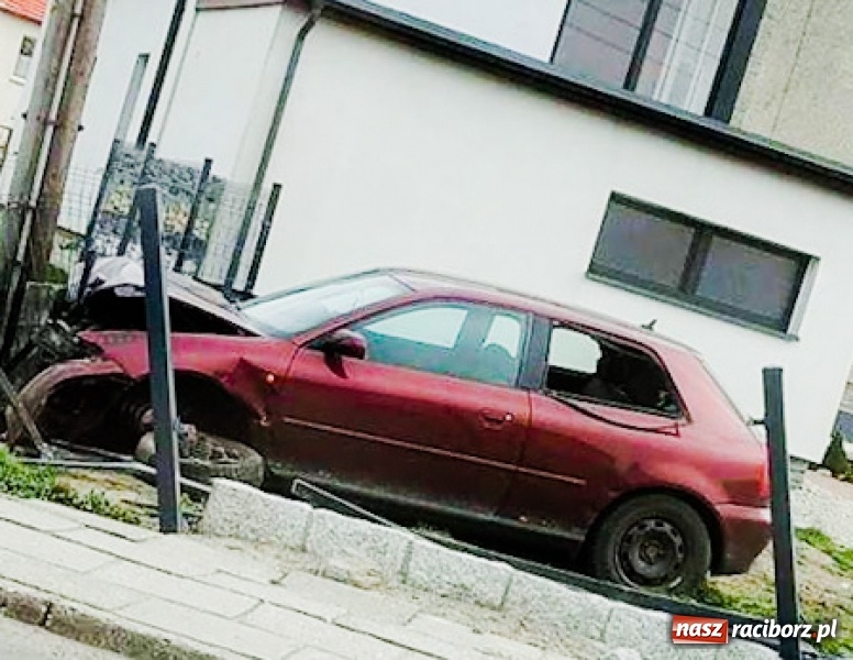 Zdjęcie w galerii na portalu naszraciborz.pl: Cztery auta zderzyły się w Raciborzu. Audi uderzyło w ogrodzenie w Zawadzie FOTO wiadomości z regionu