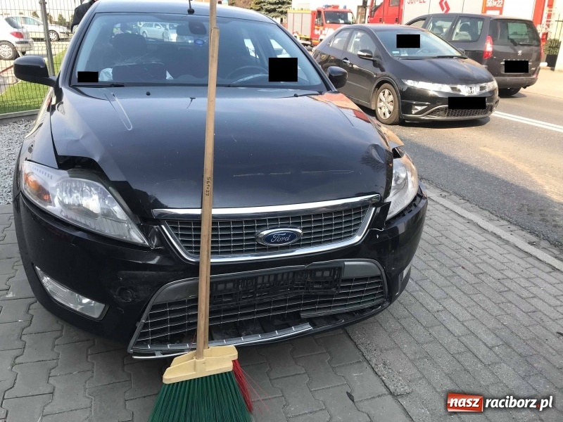 Zdjęcie w galerii na portalu naszraciborz.pl: Cztery auta zderzyły się w Raciborzu. Audi uderzyło w ogrodzenie w Zawadzie FOTO wiadomości z regionu