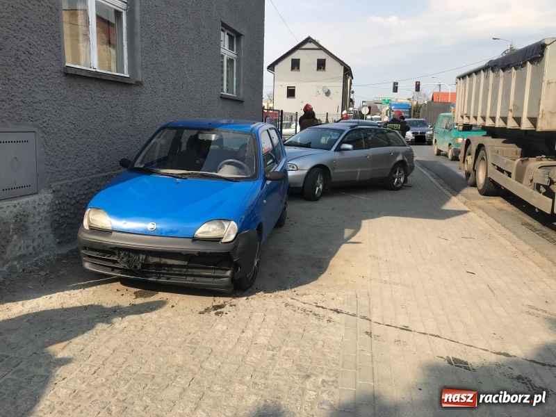 Zdjęcie w galerii na portalu naszraciborz.pl: Cztery auta zderzyły się w Raciborzu. Audi uderzyło w ogrodzenie w Zawadzie FOTO wiadomości z regionu