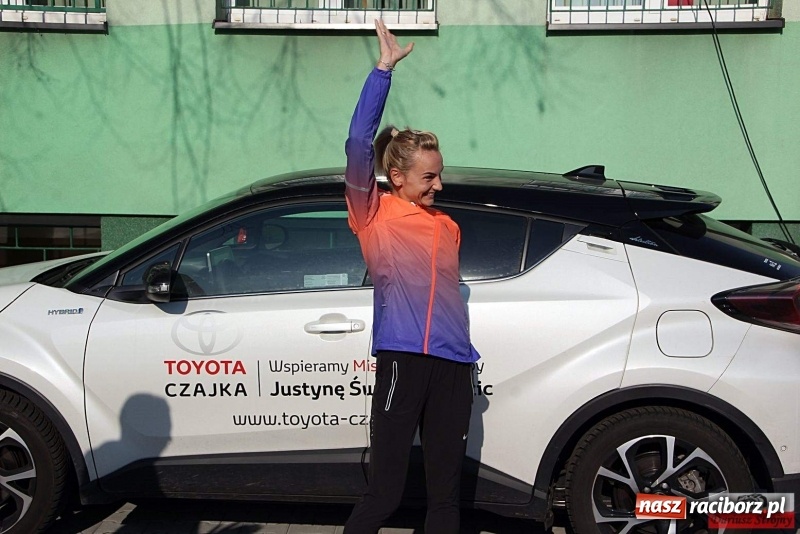 Zdjęcie w galerii na portalu naszraciborz.pl: Uczniowie SP 13 trenowali z Justyną Święty-Ersetic wiadomości z regionu