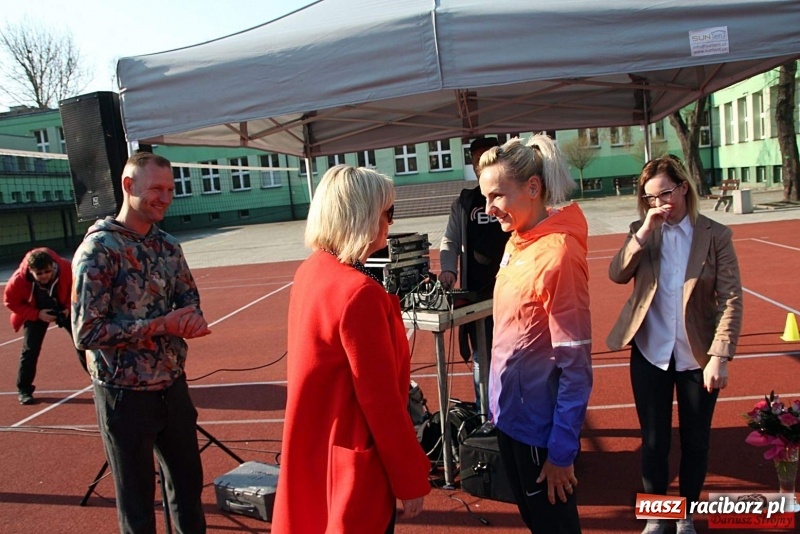 Zdjęcie w galerii na portalu naszraciborz.pl: Uczniowie SP 13 trenowali z Justyną Święty-Ersetic wiadomości z regionu