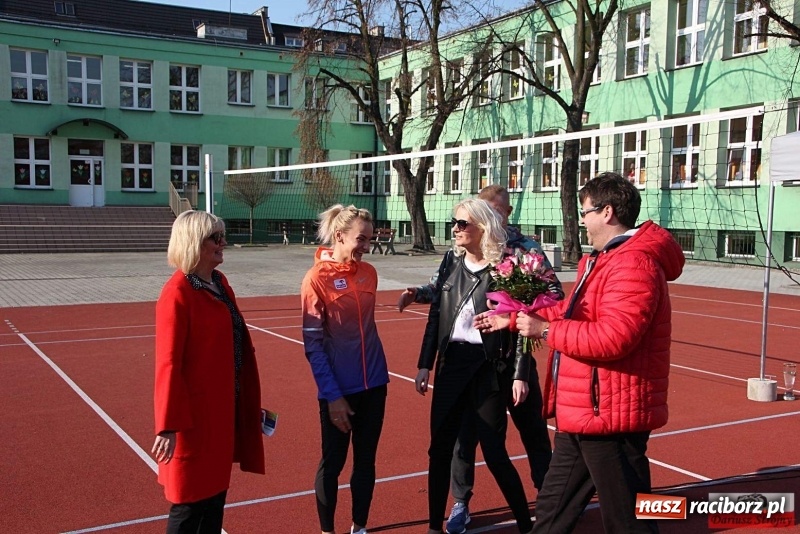 Zdjęcie w galerii na portalu naszraciborz.pl: Uczniowie SP 13 trenowali z Justyną Święty-Ersetic wiadomości z regionu