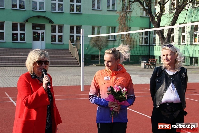 Zdjęcie w galerii na portalu naszraciborz.pl: Uczniowie SP 13 trenowali z Justyną Święty-Ersetic wiadomości z regionu