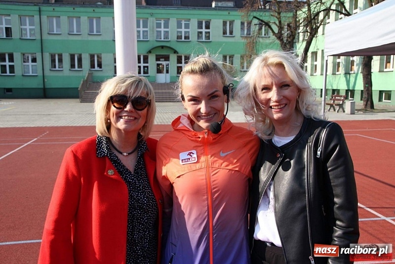 Zdjęcie w galerii na portalu naszraciborz.pl: Uczniowie SP 13 trenowali z Justyną Święty-Ersetic wiadomości z regionu