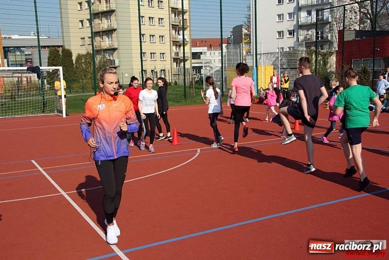 Zdjęcie w galerii na portalu naszraciborz.pl: Uczniowie SP 13 trenowali z Justyną Święty-Ersetic wiadomości z regionu
