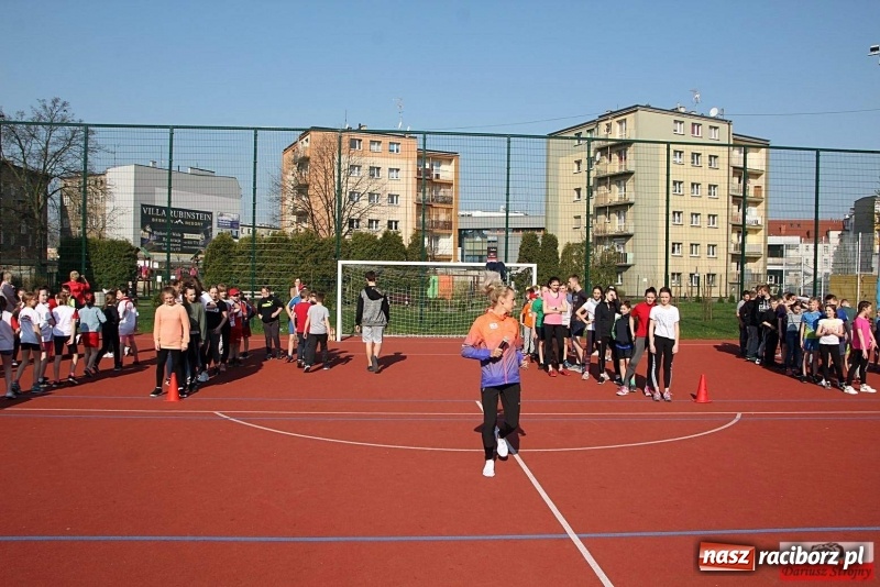 Zdjęcie w galerii na portalu naszraciborz.pl: Uczniowie SP 13 trenowali z Justyną Święty-Ersetic wiadomości z regionu