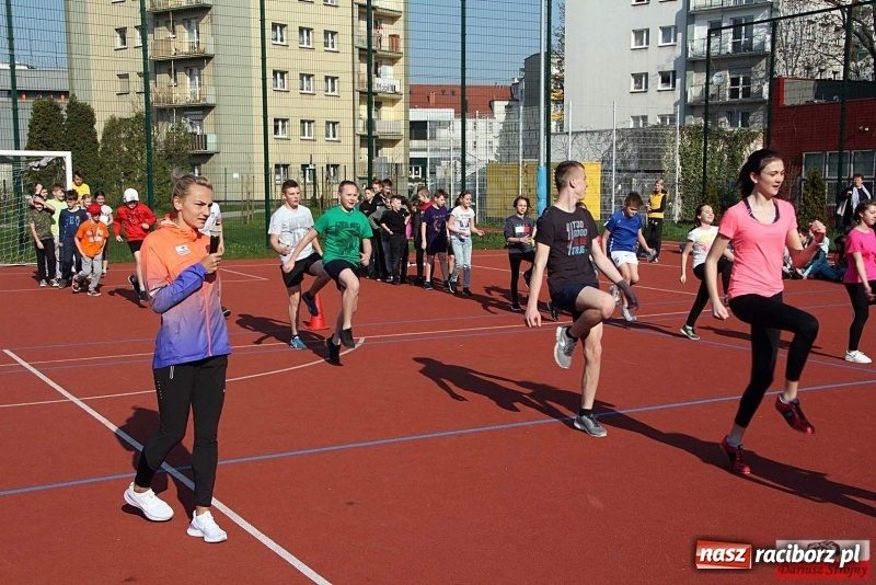 Zdjęcie w galerii na portalu naszraciborz.pl: Uczniowie SP 13 trenowali z Justyną Święty-Ersetic wiadomości z regionu