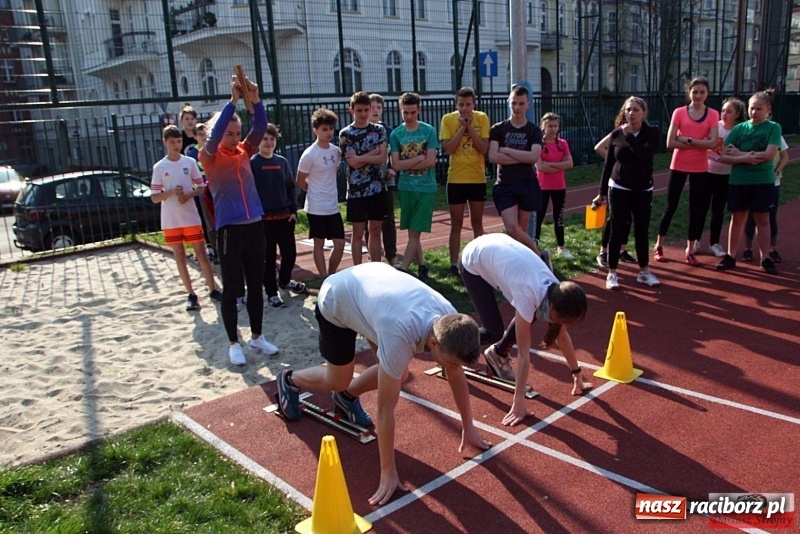 Zdjęcie w galerii na portalu naszraciborz.pl: Uczniowie SP 13 trenowali z Justyną Święty-Ersetic wiadomości z regionu