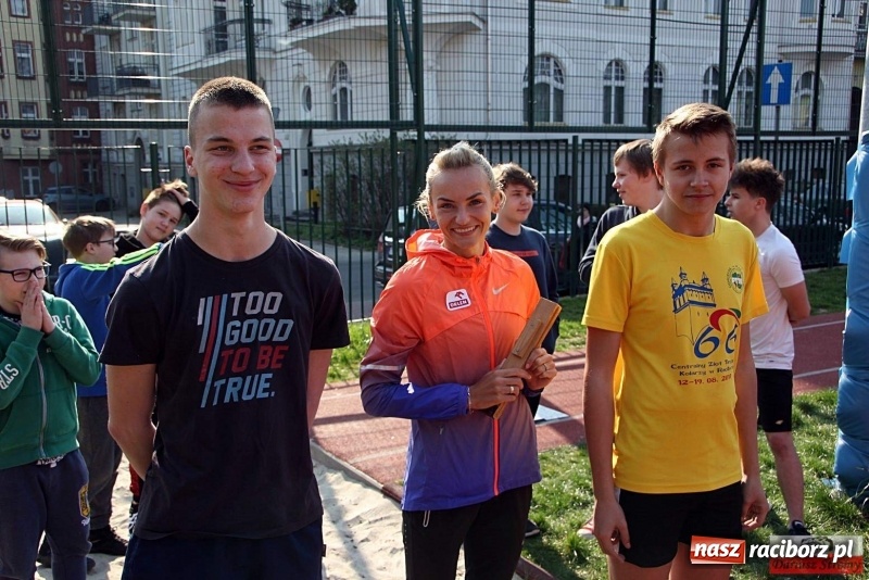 Zdjęcie w galerii na portalu naszraciborz.pl: Uczniowie SP 13 trenowali z Justyną Święty-Ersetic wiadomości z regionu