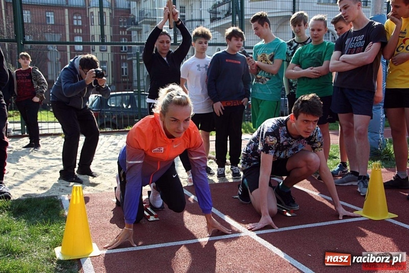 Zdjęcie w galerii na portalu naszraciborz.pl: Uczniowie SP 13 trenowali z Justyną Święty-Ersetic wiadomości z regionu