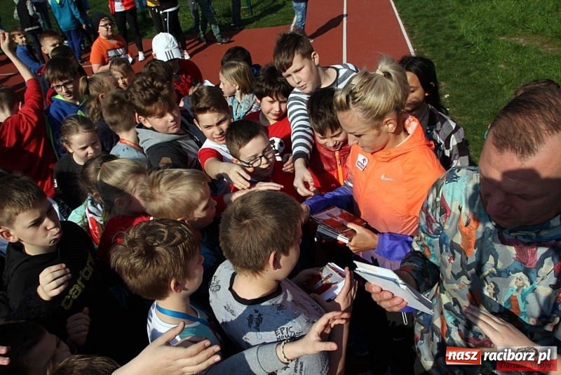 Zdjęcie w galerii na portalu naszraciborz.pl: Uczniowie SP 13 trenowali z Justyną Święty-Ersetic wiadomości z regionu