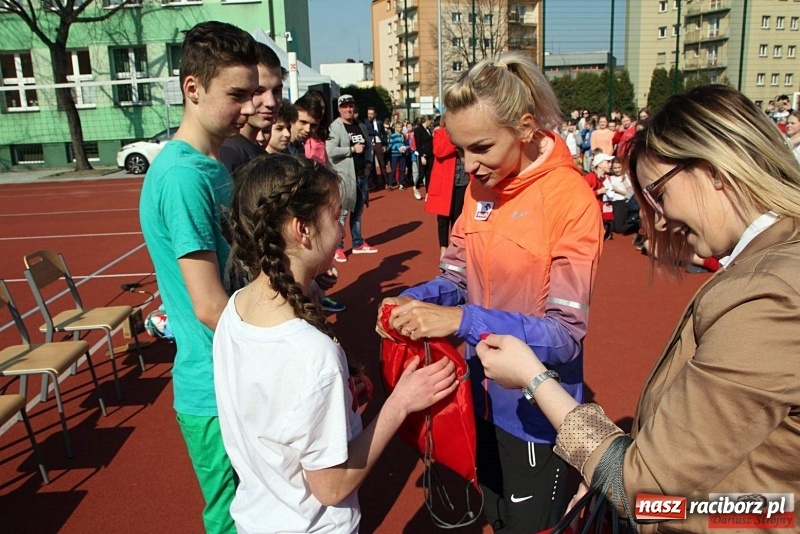 Zdjęcie w galerii na portalu naszraciborz.pl: Uczniowie SP 13 trenowali z Justyną Święty-Ersetic wiadomości z regionu