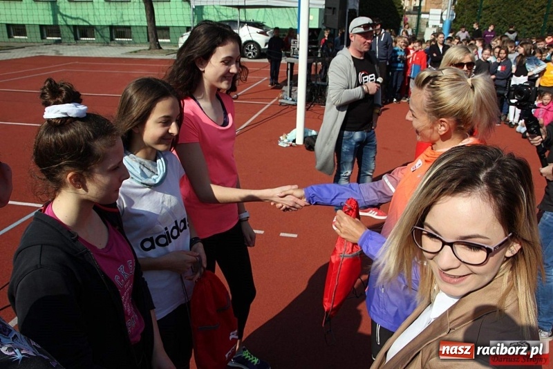Zdjęcie w galerii na portalu naszraciborz.pl: Uczniowie SP 13 trenowali z Justyną Święty-Ersetic wiadomości z regionu