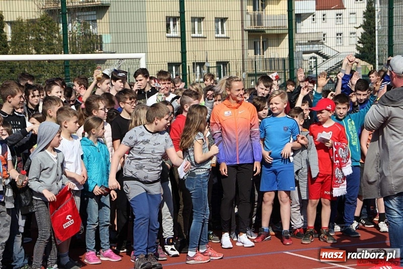 Zdjęcie w galerii na portalu naszraciborz.pl: Uczniowie SP 13 trenowali z Justyną Święty-Ersetic wiadomości z regionu