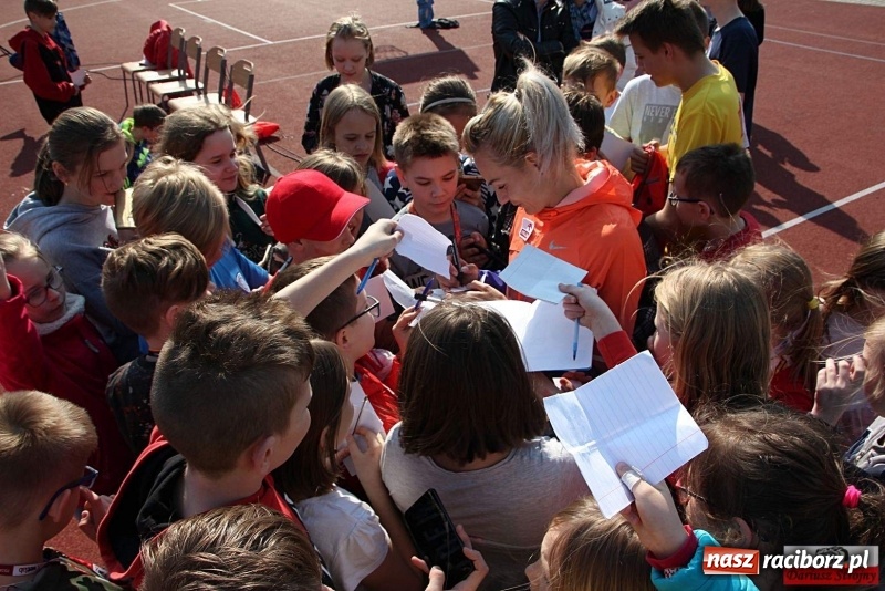 Zdjęcie w galerii na portalu naszraciborz.pl: Uczniowie SP 13 trenowali z Justyną Święty-Ersetic wiadomości z regionu